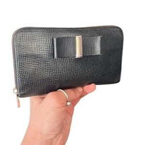 Chloe Bobbie Zip Around Wallet Black Pebbled Leather Gold Bow Detail Long Wallet
